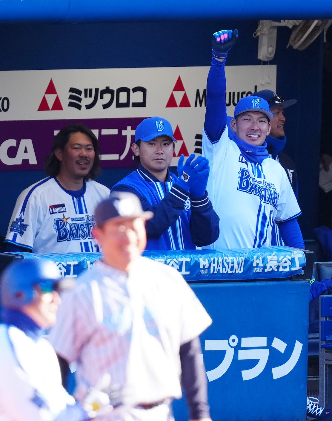 ベイドリーム対神奈川レジェンド　1回裏ベイドリーム無死、DeNA石井コーチ（手前左）が左前打を放ち、ベンチから拍手する今永（中央）。右は大田、左は山口氏（撮影・江口和貴）