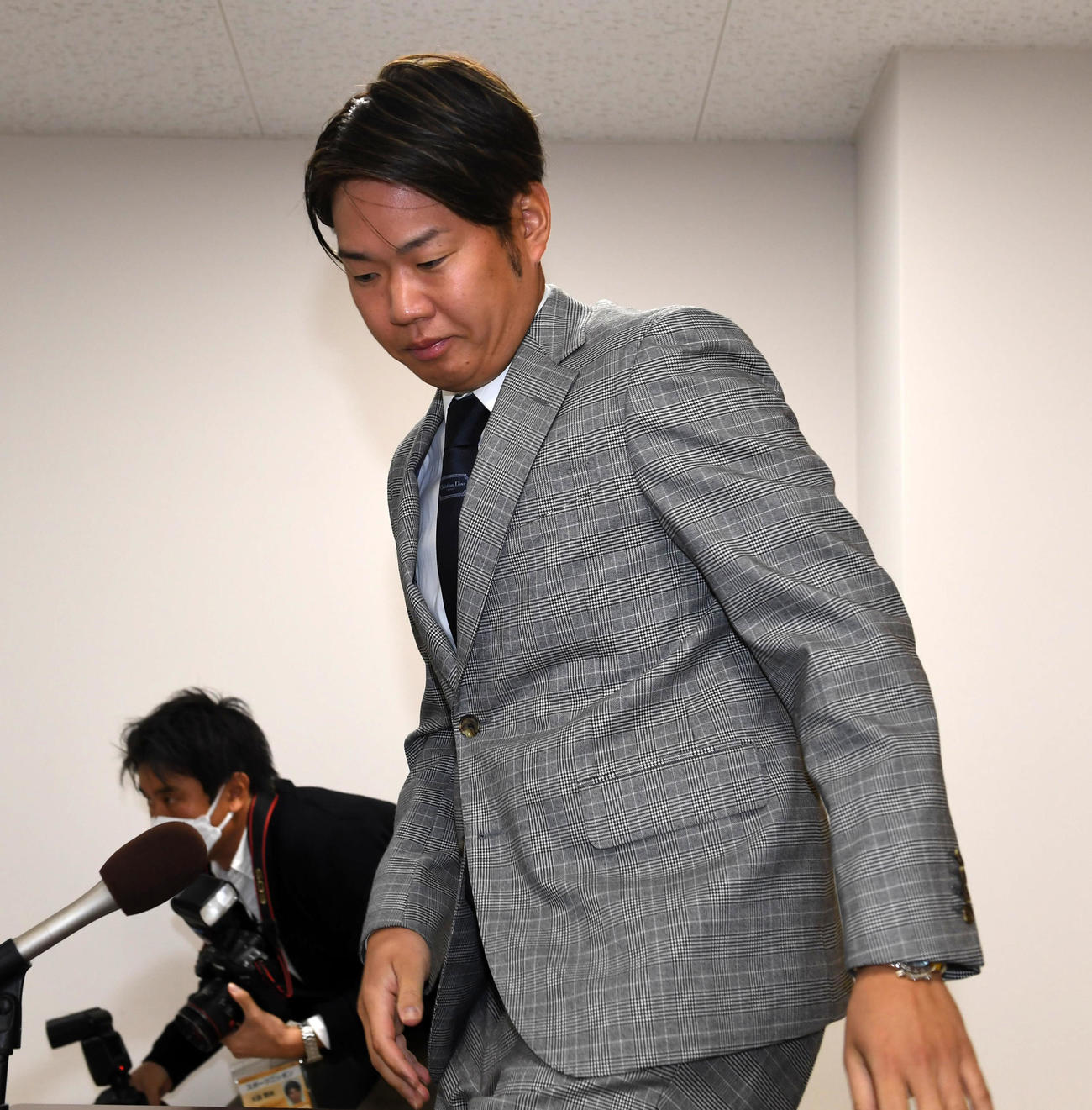 契約更改を終え会見の席に着く西勇（撮影・前岡正明）
