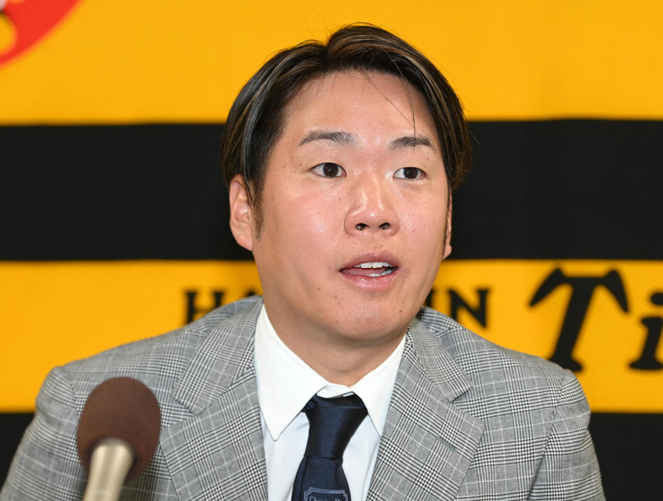 契約更改を終え記者の質問に答える西勇（撮影・前岡正明）