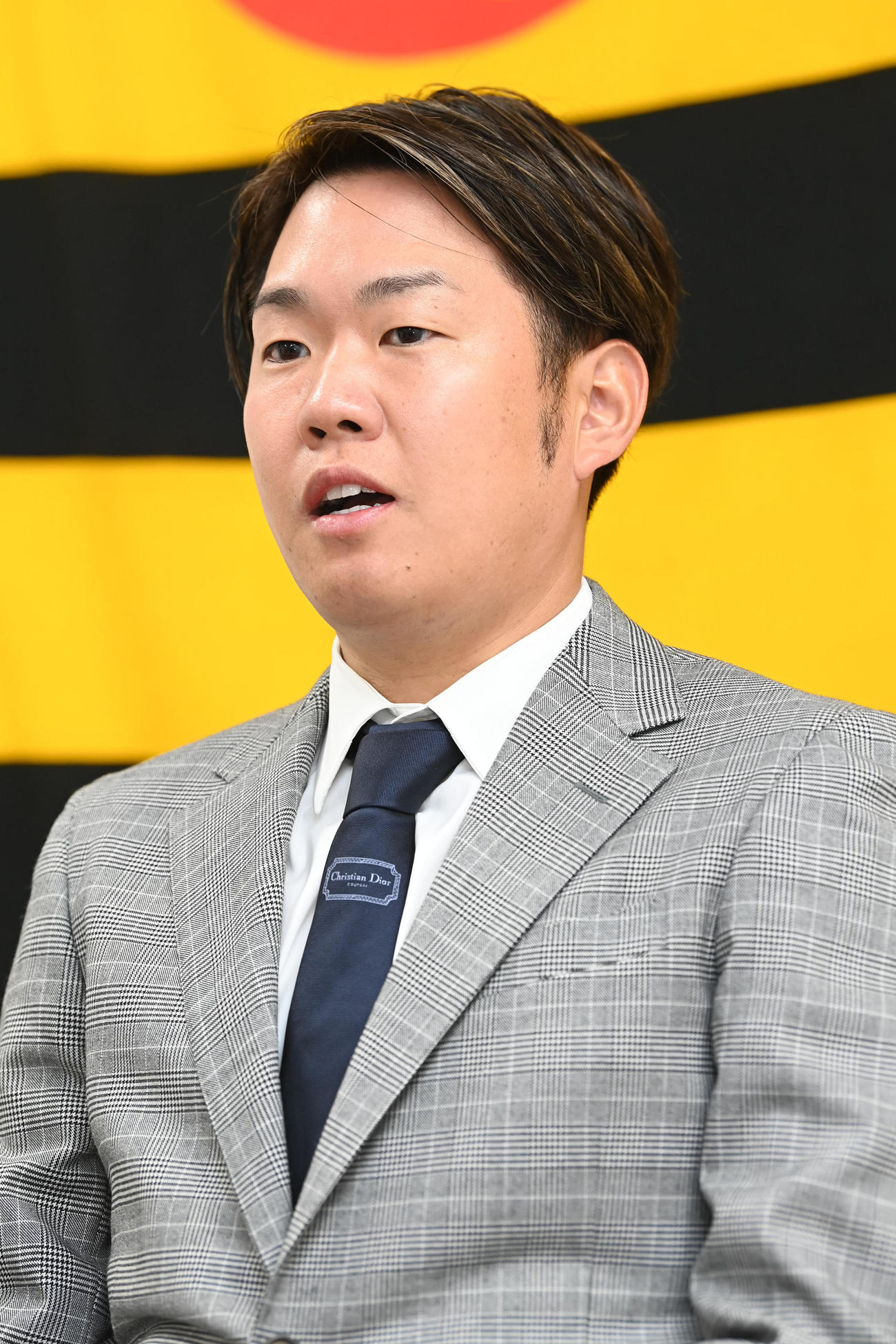 契約更改を終え記者の質問に答える西勇（撮影・前岡正明）