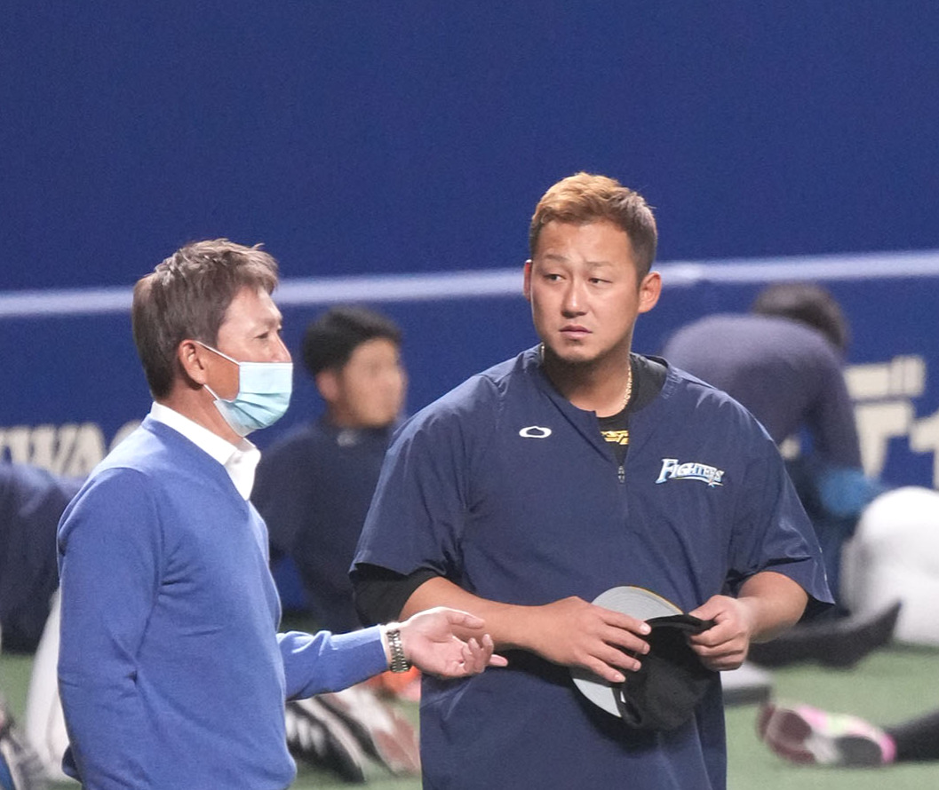 立浪和義氏と言葉を交わす中田翔（2021年撮影）