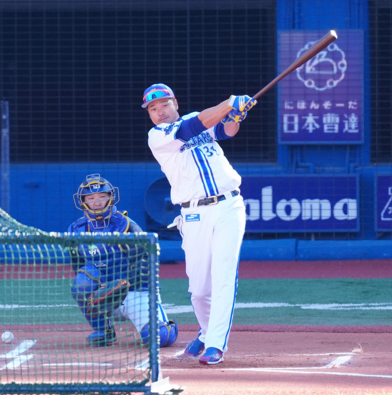 本塁打競争の準決勝で柵越えする吉村氏（撮影・江口和貴）