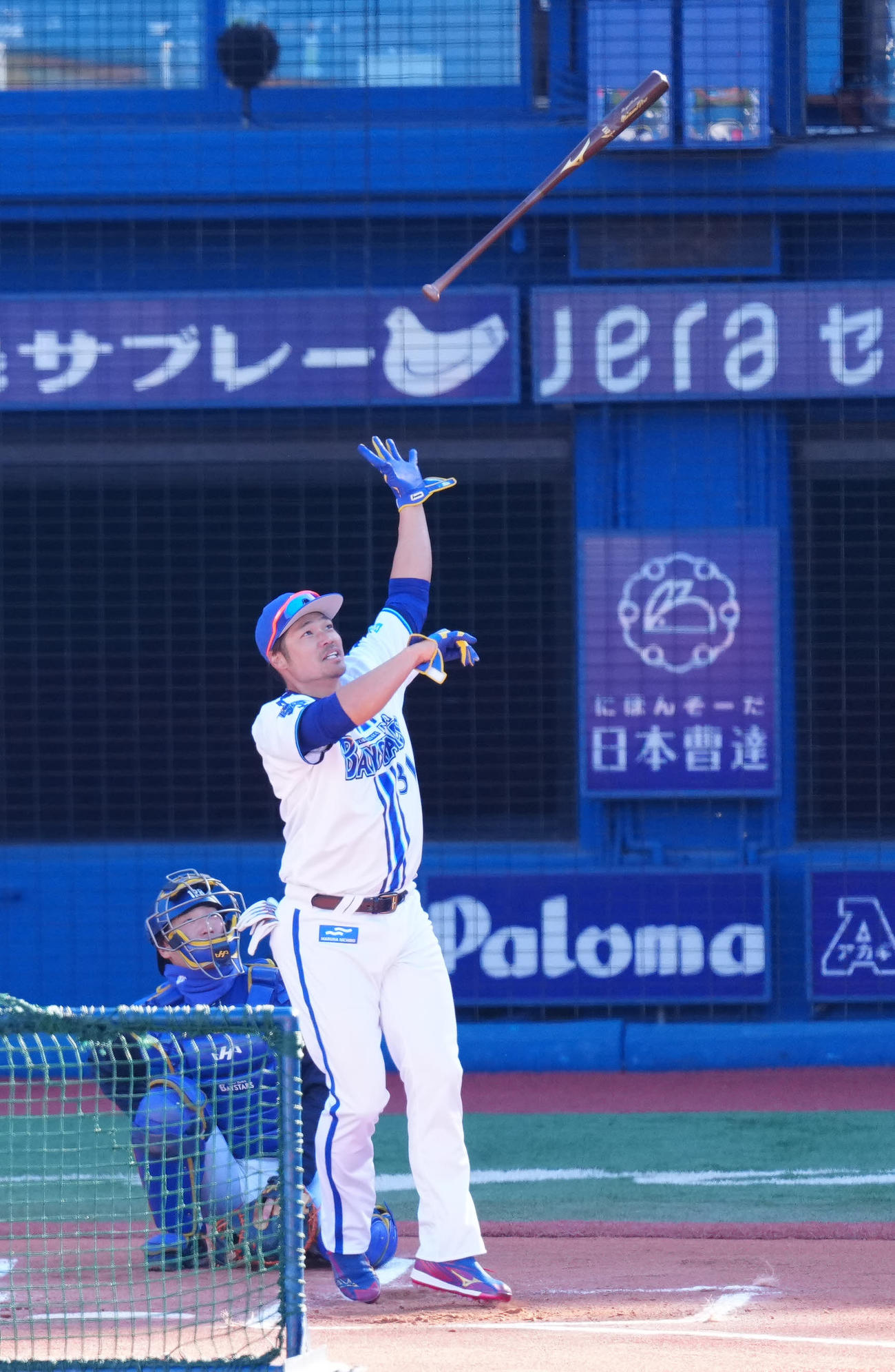 本塁打競争の決勝で柵越えし、バットを放る吉村氏（撮影・江口和貴）