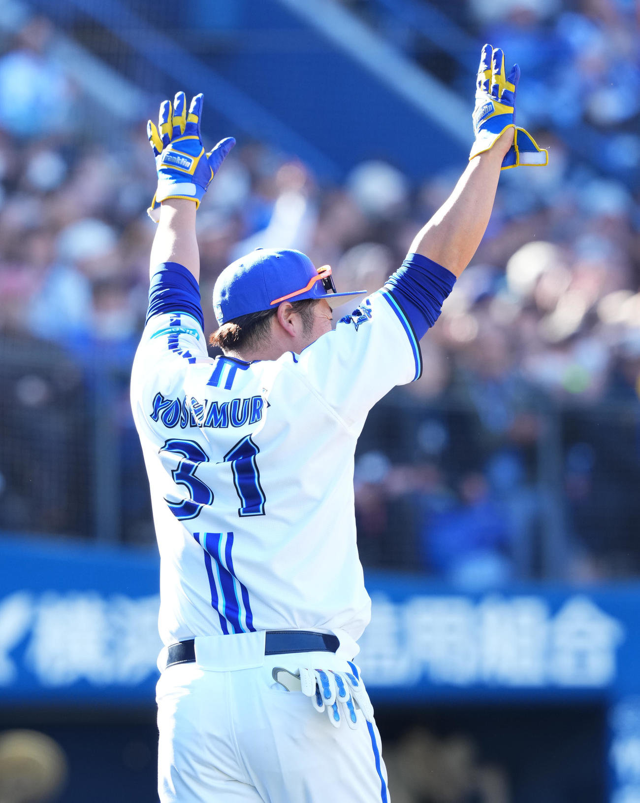 ホームランダービーで優勝し、喜ぶ吉村氏（撮影・菅敏）