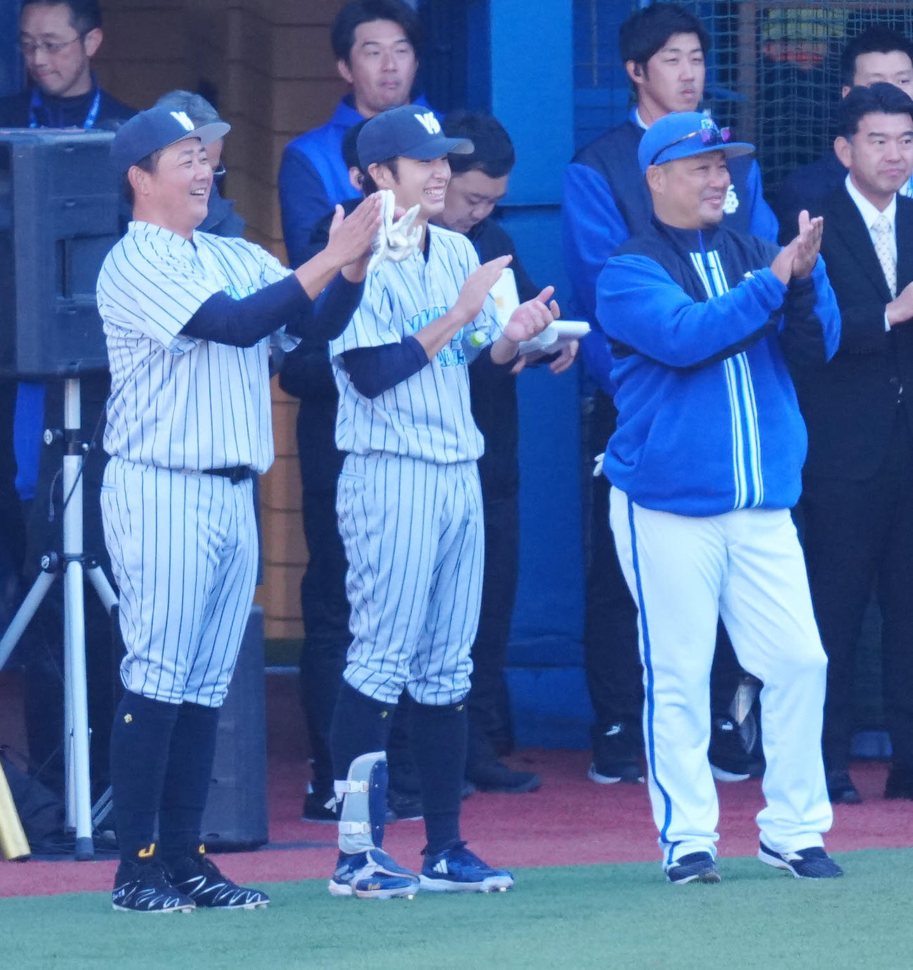 本塁打競争で優勝した吉村裕基氏に拍手する、左から松坂氏、度会、村田氏（撮影・江口和貴）