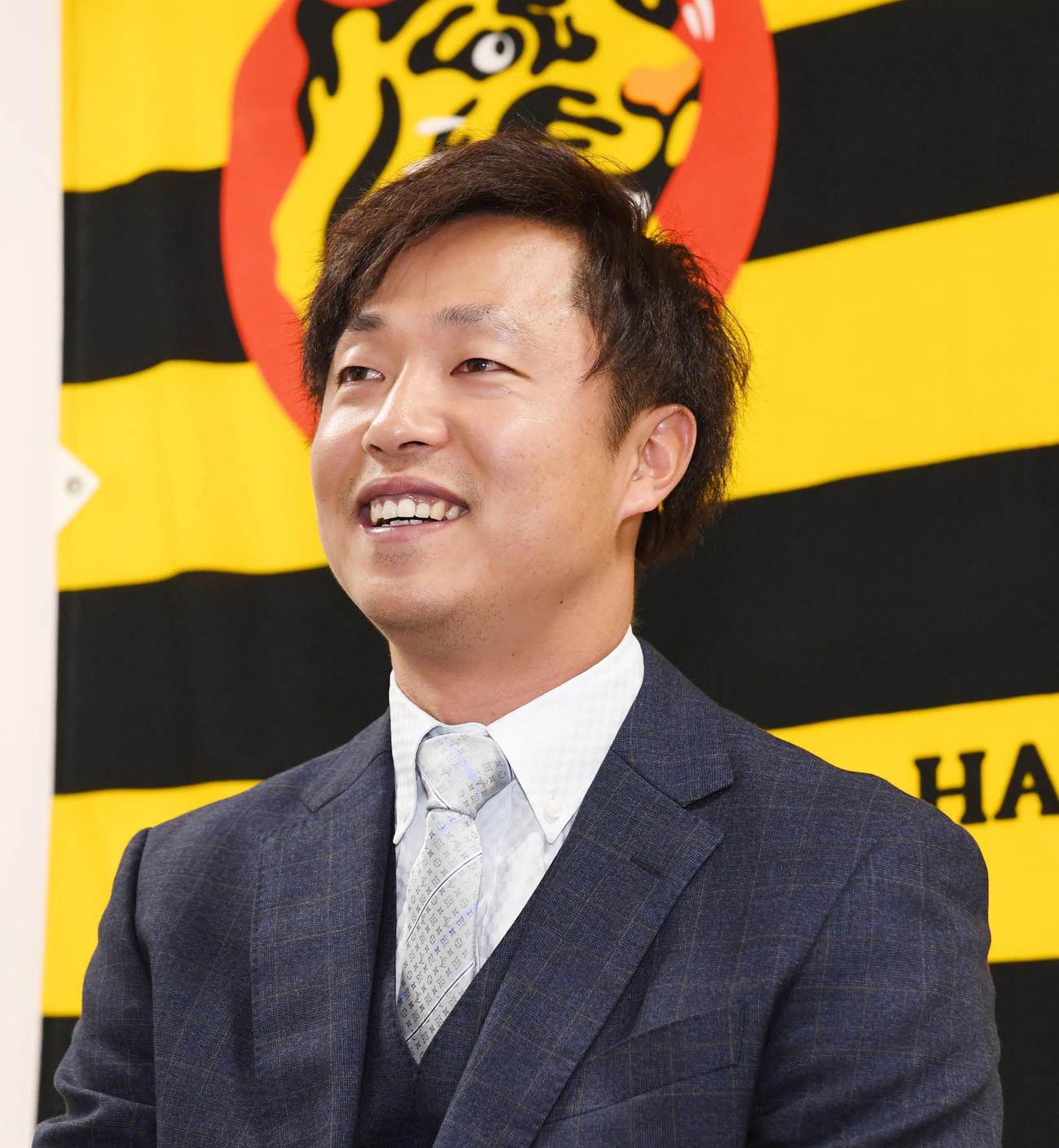 大幅アップで更改し笑顔を見せる島本（撮影・前岡正明）
