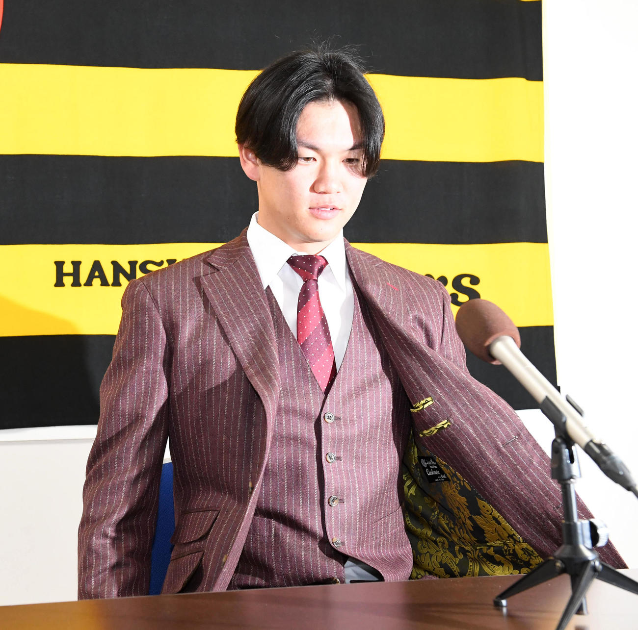 大幅アップで契約更改、会見の席に着く及川（撮影・前岡正明）