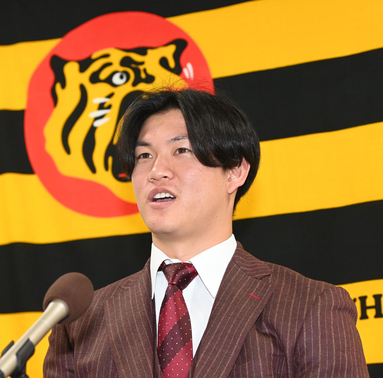 大幅アップで契約更改、会見する及川（撮影・前岡正明）