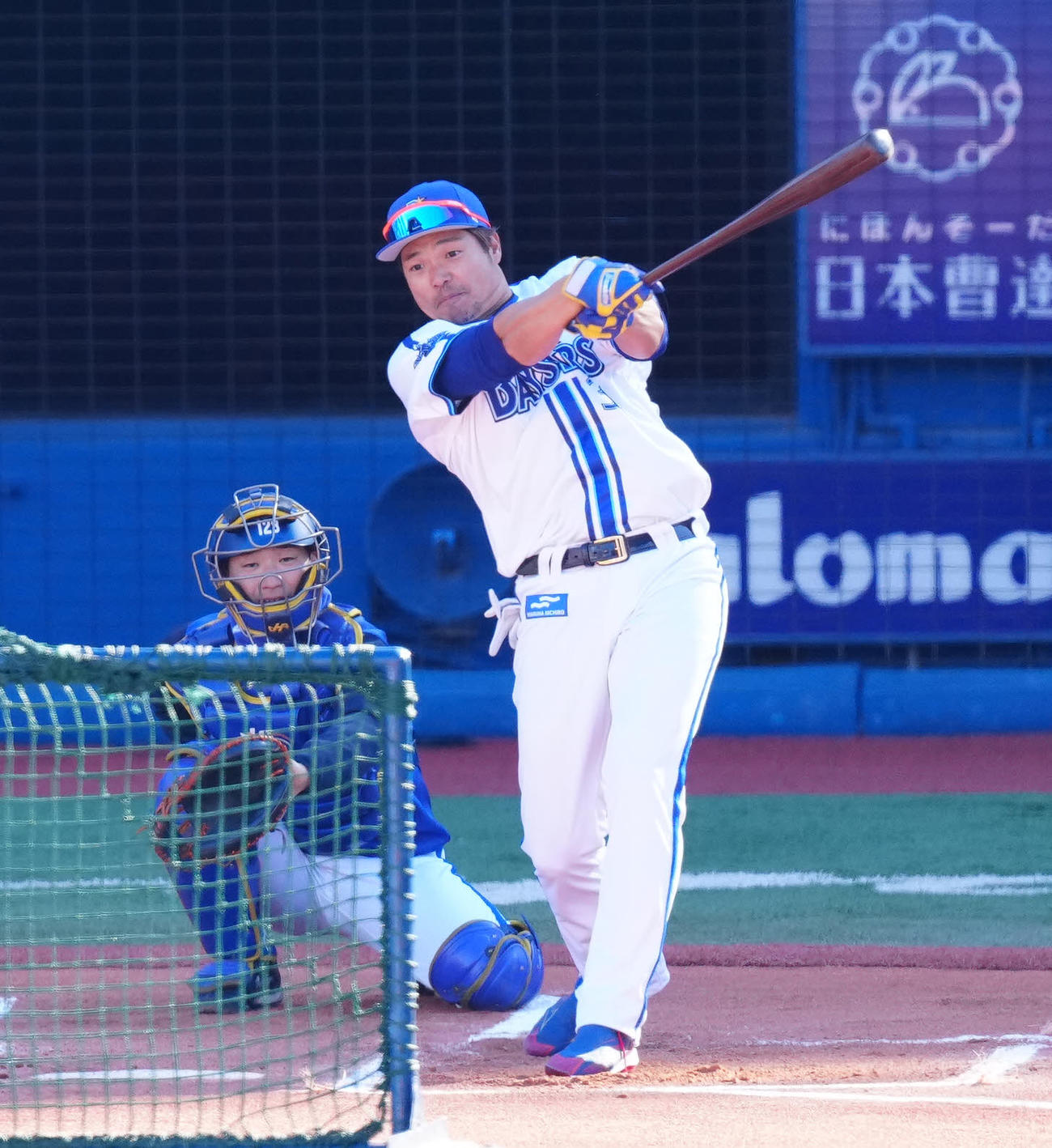 本塁打競争の決勝で柵越えする吉村氏（撮影・江口和貴）