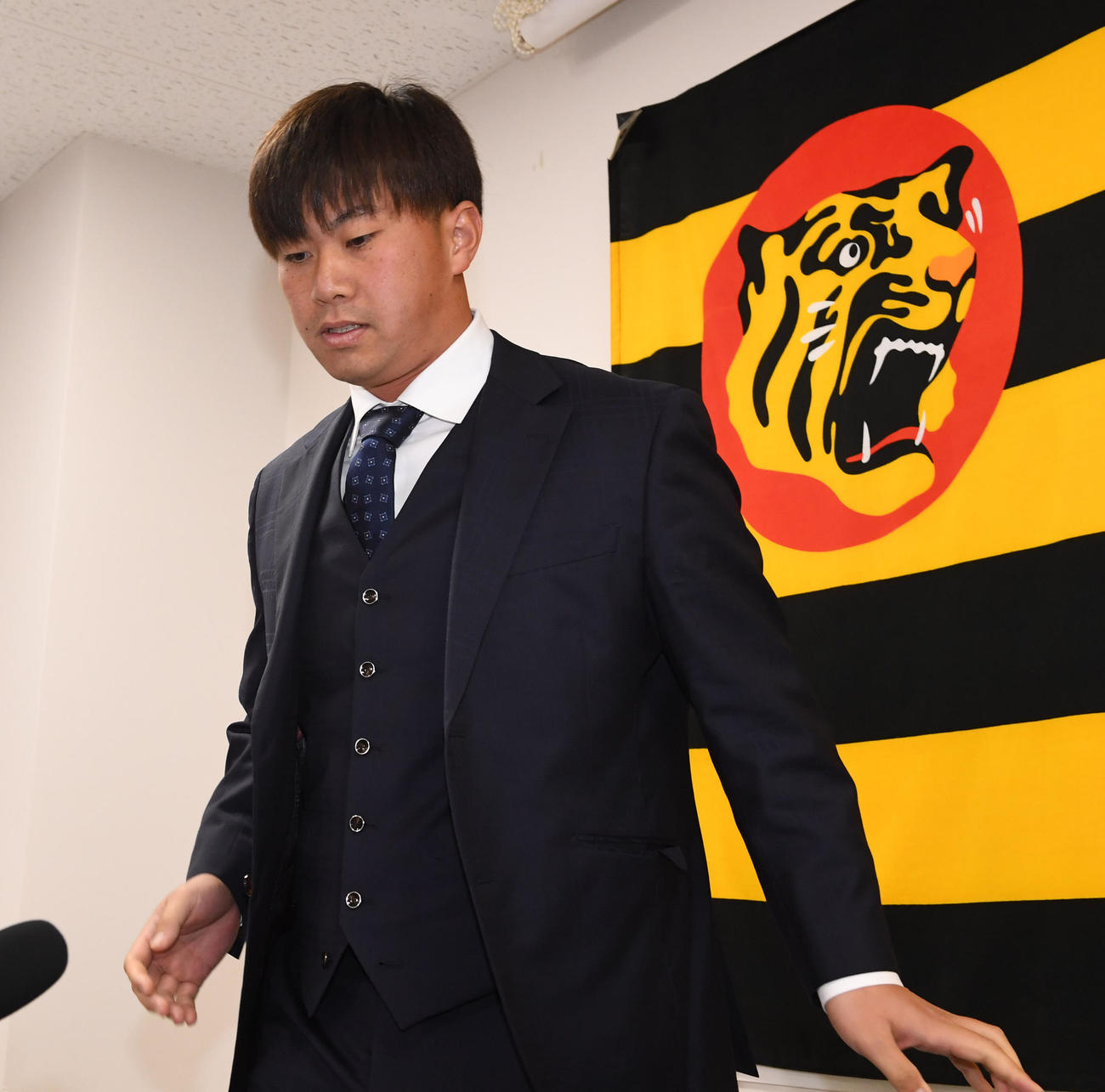 契約更改を終え会見の席に着く桐敷（撮影・前岡正明）