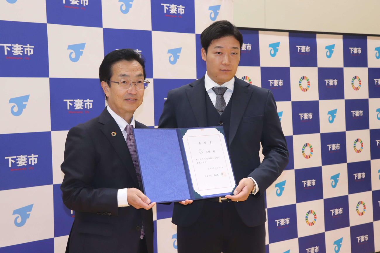 下妻市・菊池市長から観光大使委嘱書を受け取る阪神大山（撮影・波部俊之介）