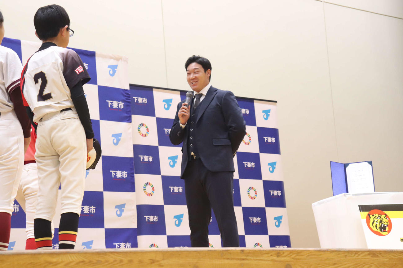 子どもたちからの質問に答える阪神大山悠輔