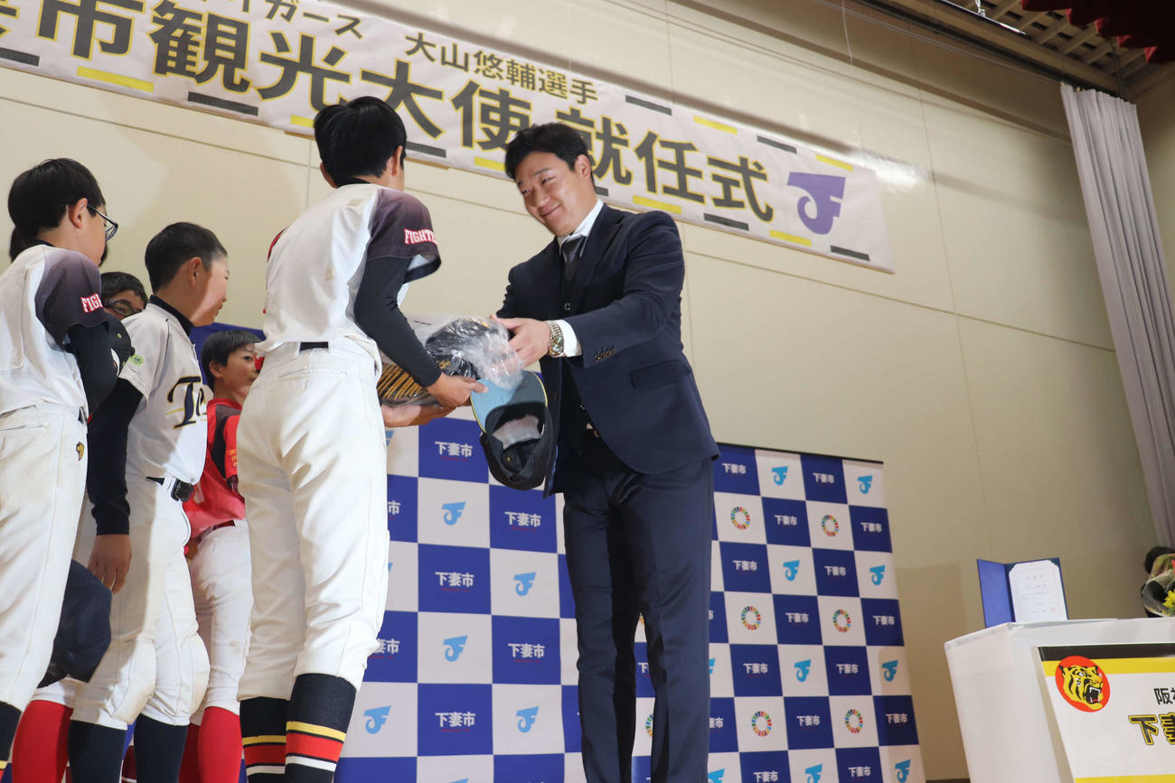 子どもたちに直筆サイン入りの帽子をサプライズでプレゼントする阪神大山（撮影・波部俊之介）