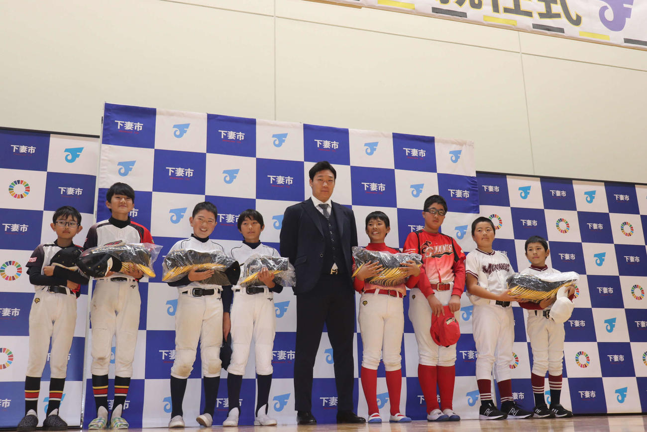 子どもたちに直筆サイン入りの帽子をサプライズでプレゼントした阪神大山悠輔内野手