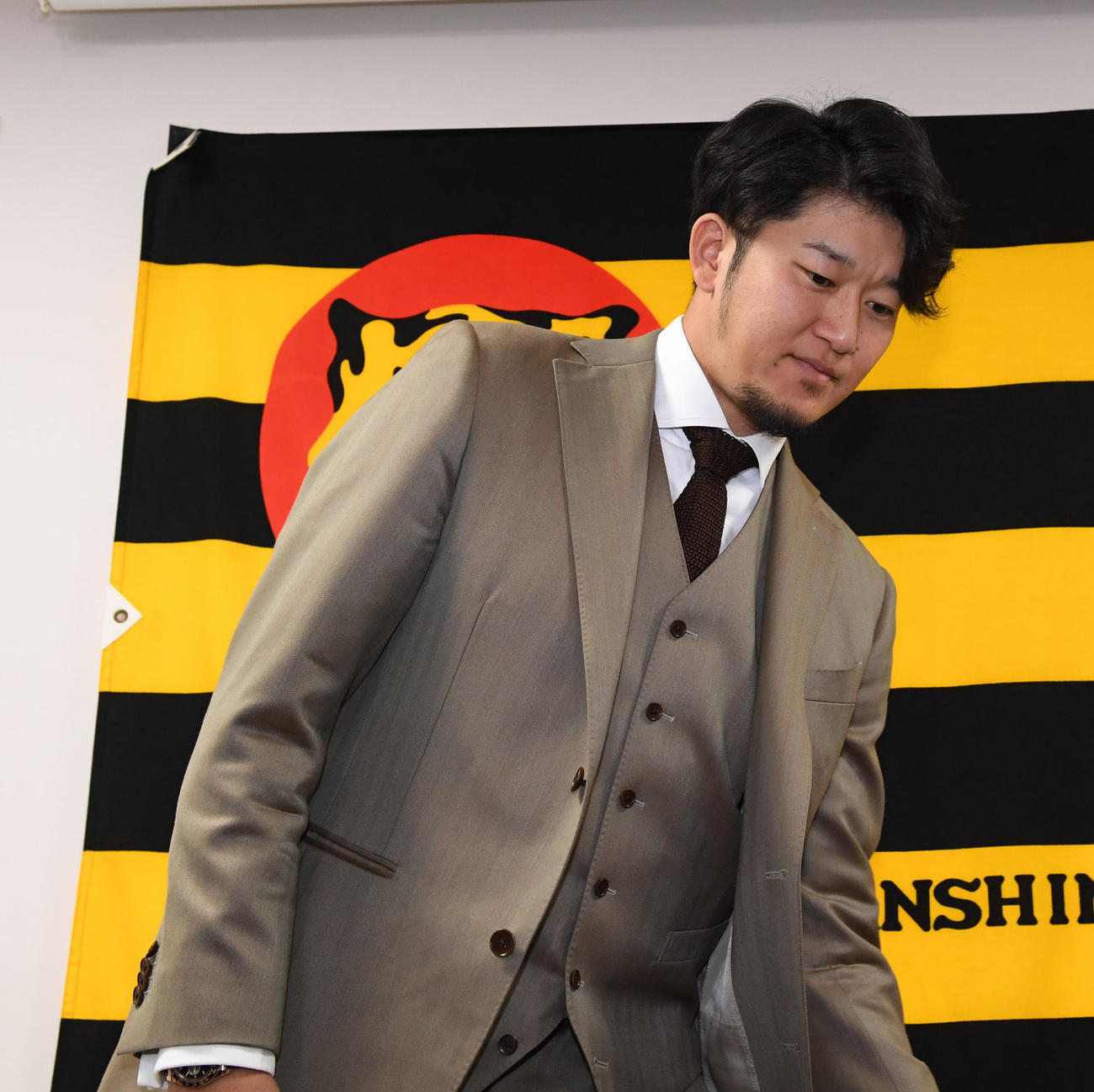 契約更改後の会見を終え引き揚げる岩貞（撮影・前岡正明）