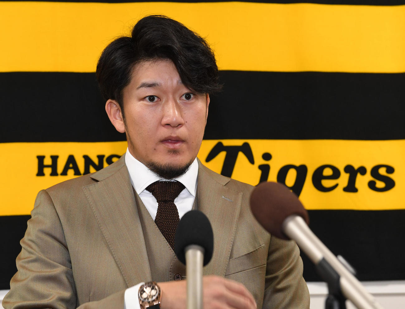 契約更改を終え記者の質問に答える岩貞（撮影・前岡正明）