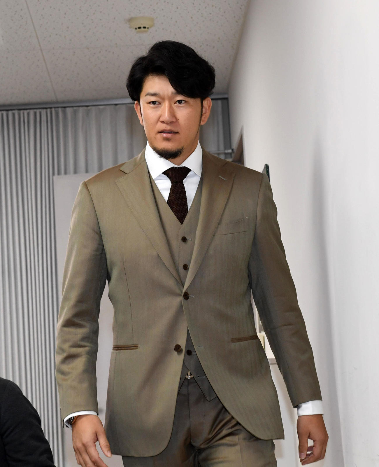 契約更改を終え会見の席に向かう岩貞（撮影・前岡正明）
