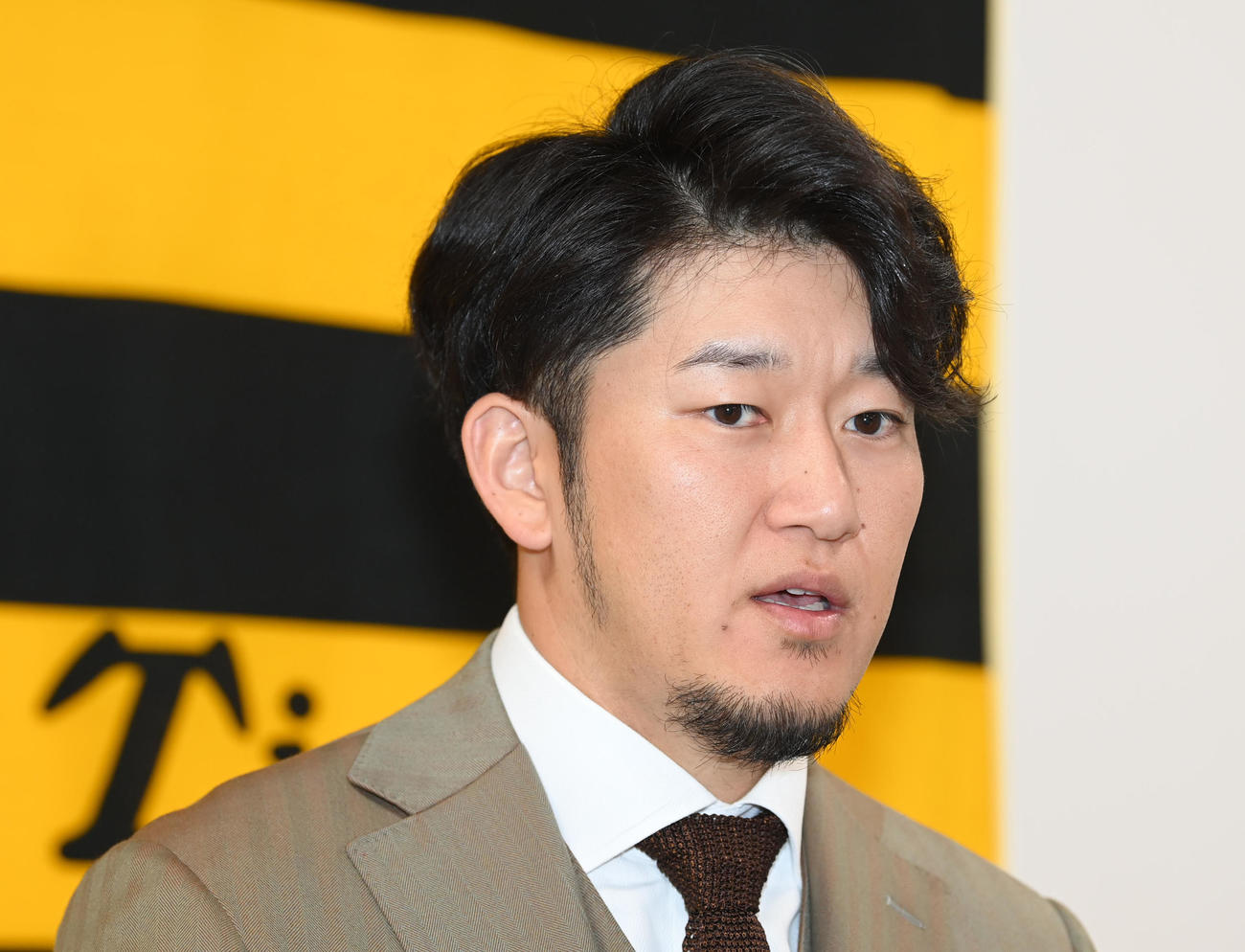 契約更改を終え記者の質問に答える岩貞（撮影・前岡正明）