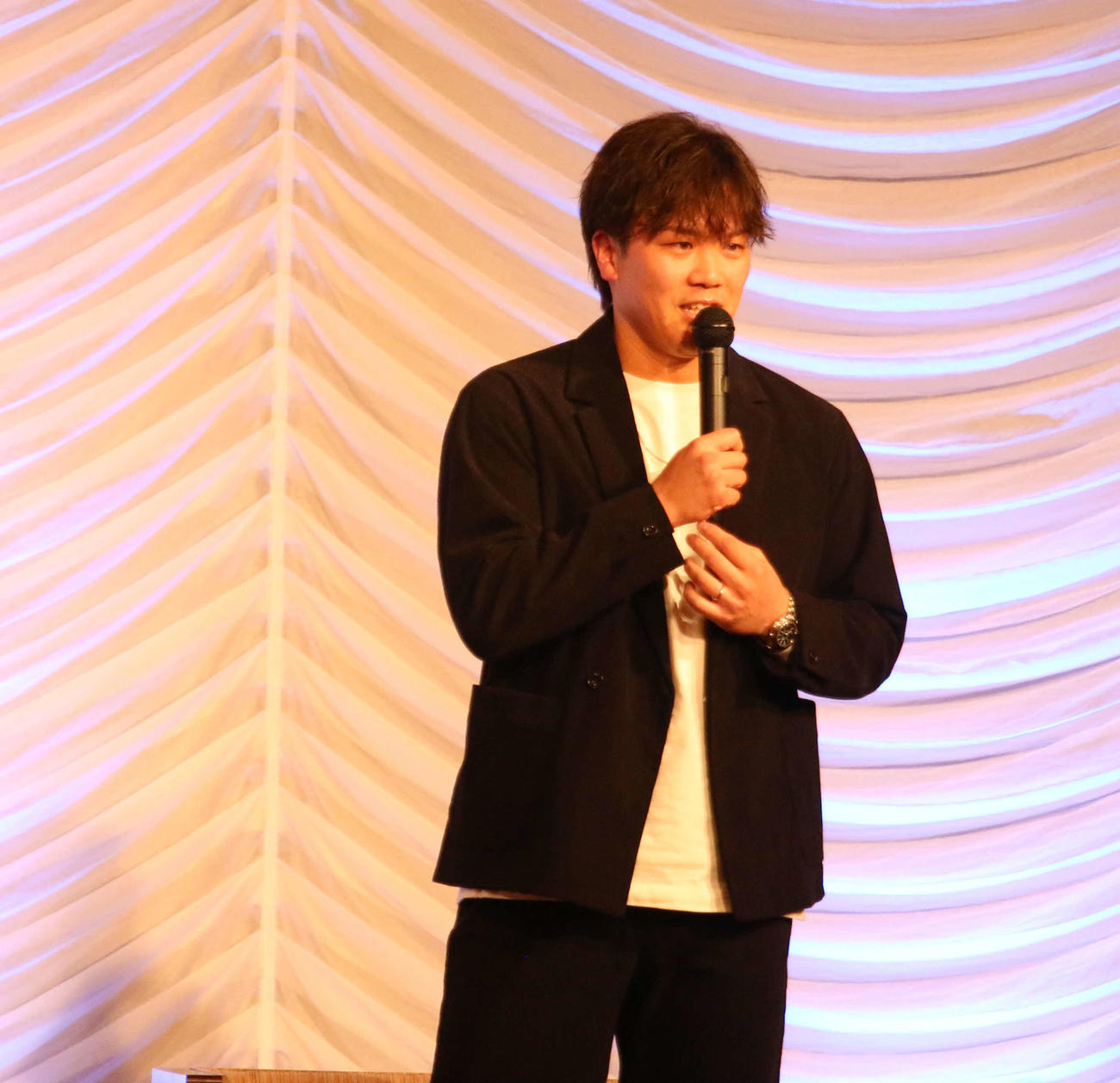 札幌市内で行われたトークショーに参加した日本ハム伏見（撮影・木下大輔）
