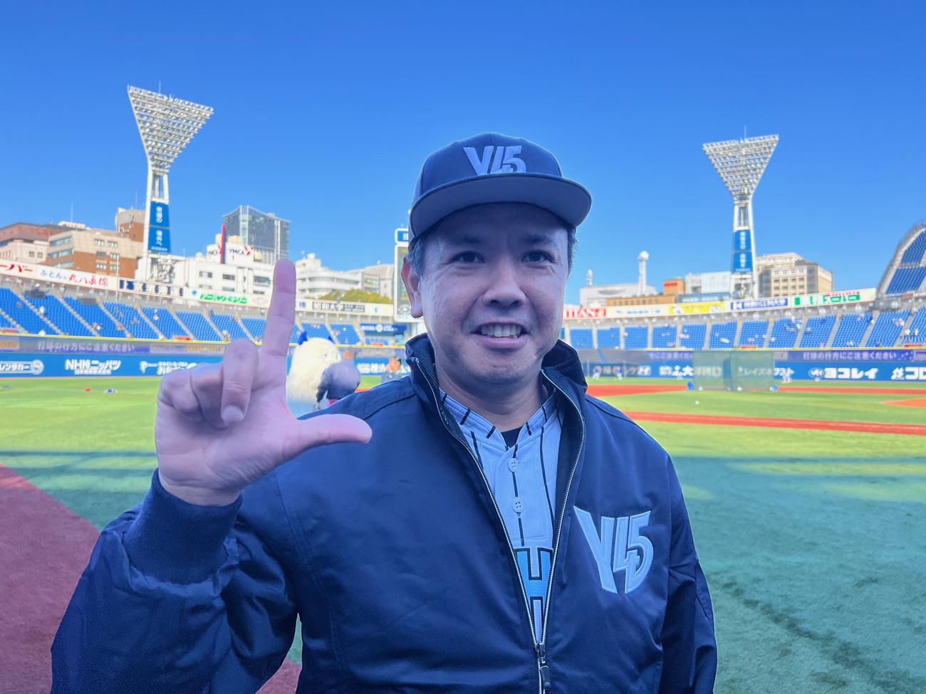 横浜スタジアム45周年イベントに参加した鎌倉学園OBの西武長田2軍投手コーチ（撮影・金子真仁）