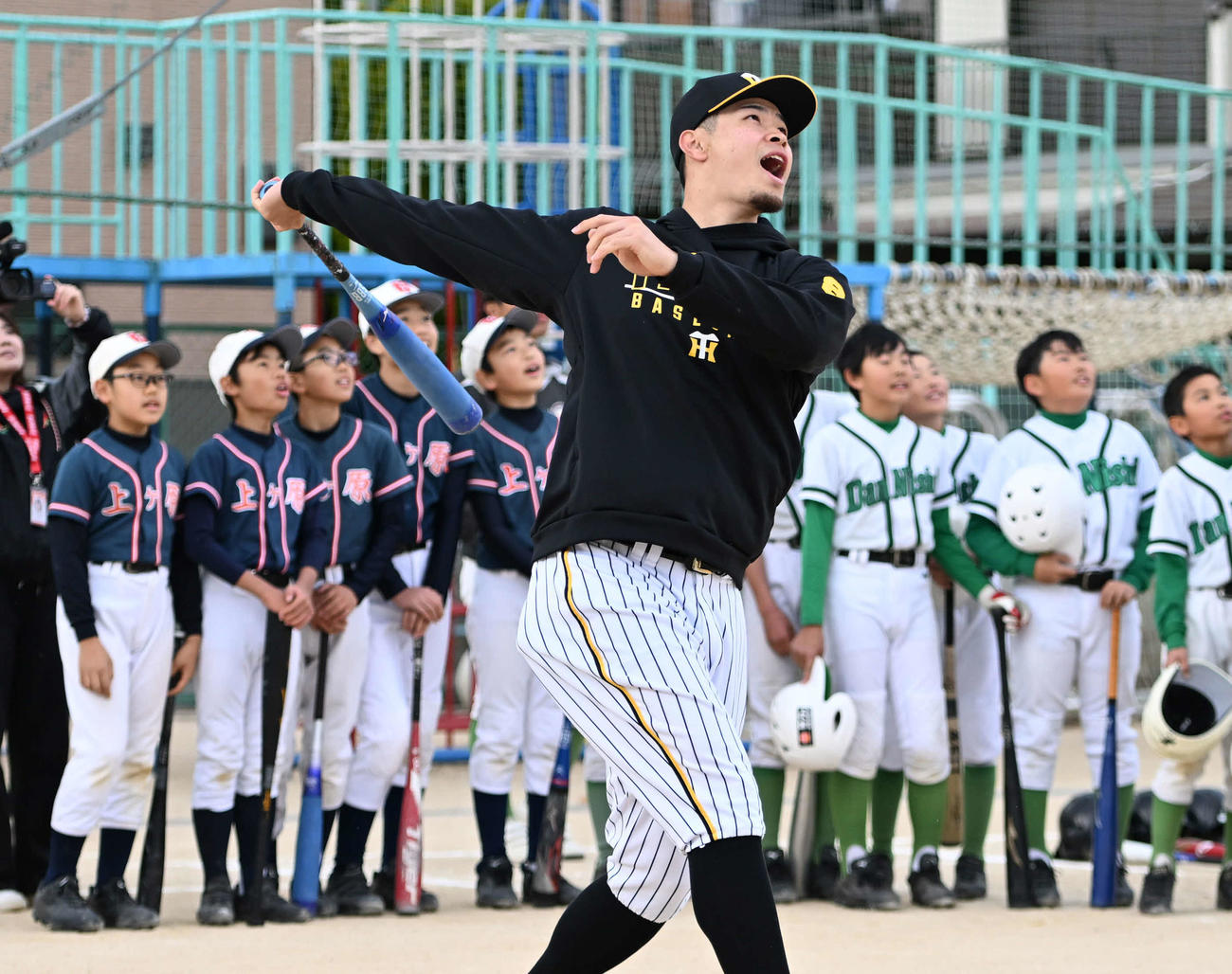 野球教室で豪快な打撃を披露する阪神佐藤輝（撮影・清水貴仁）