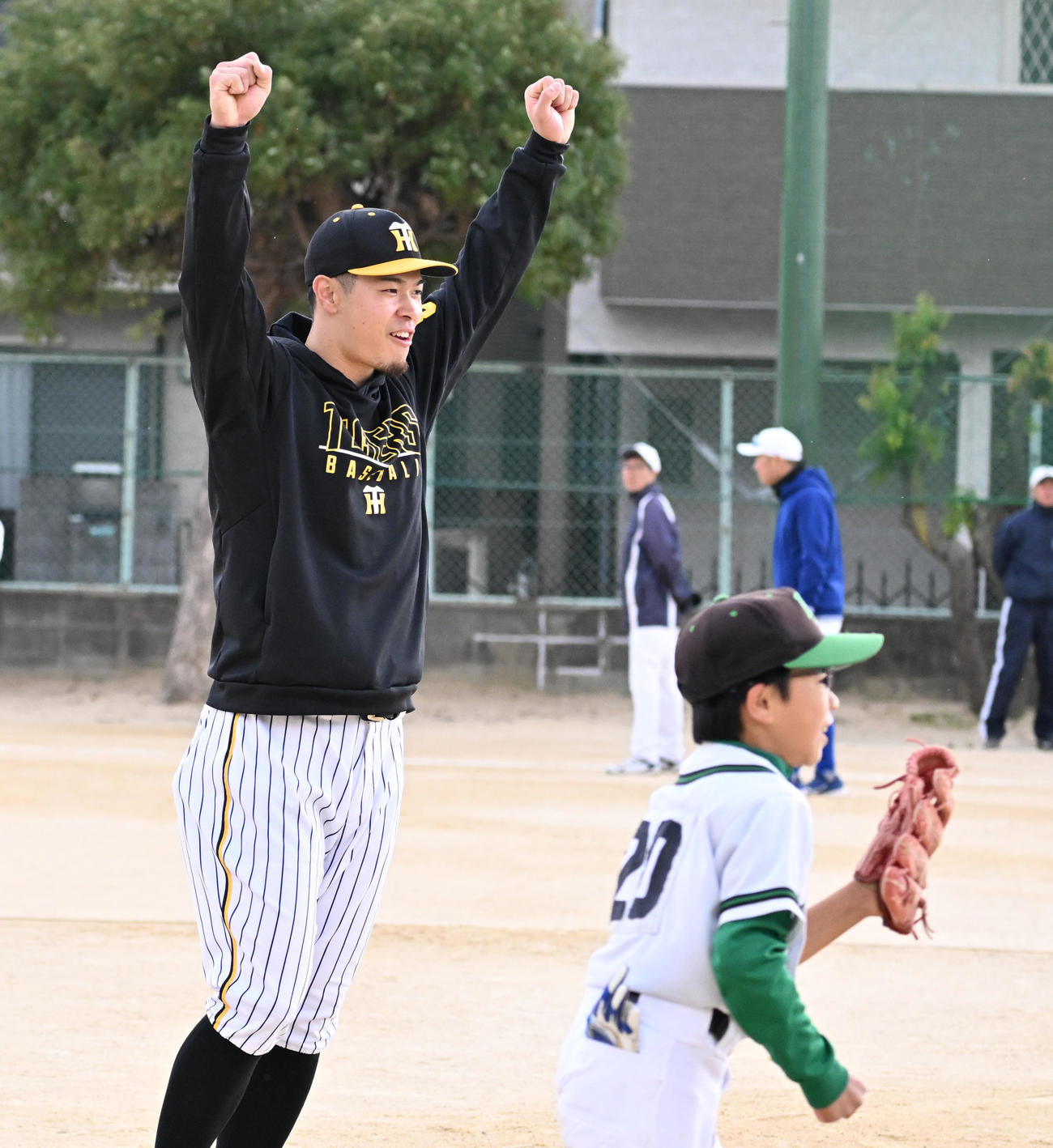ノックを好捕した選手に両手を突き上げてたたえる阪神佐藤輝（撮影・清水貴仁）