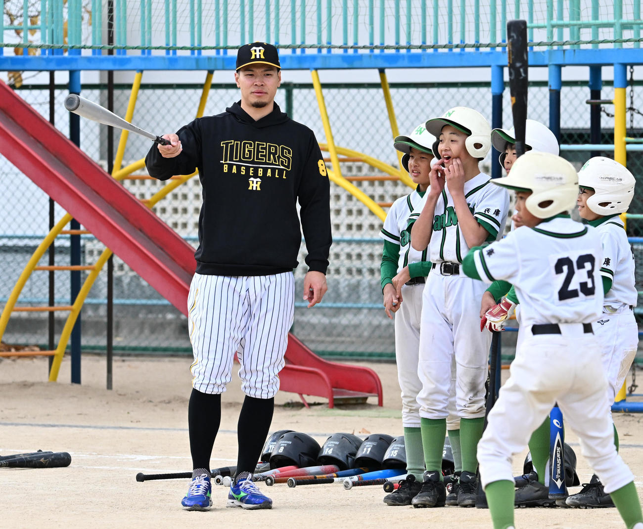 野球教室で打撃練習を見る阪神佐藤輝（撮影・清水貴仁）