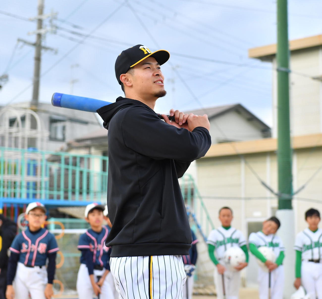 野球教室で打撃を披露する阪神佐藤輝（撮影・清水貴仁）