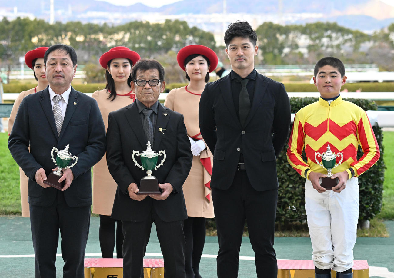 ギャラクシーSのプレゼンターを務め、勝利したマルモリスペシャルの関係者と記念撮影する阪神坂本（撮影・和賀正仁）
