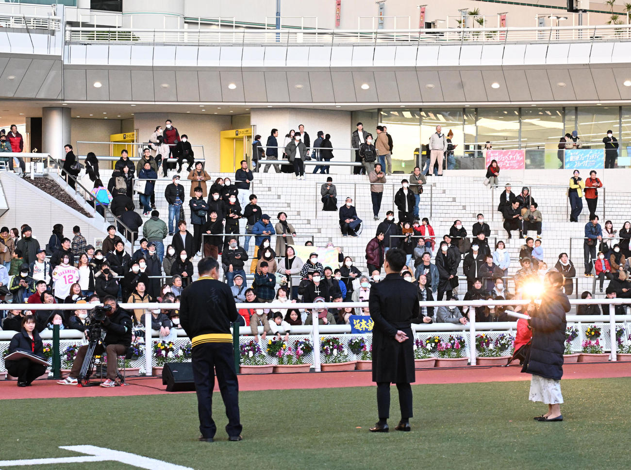 12R終了後、パドックでトークショーを行う阪神坂本（撮影・和賀正仁）