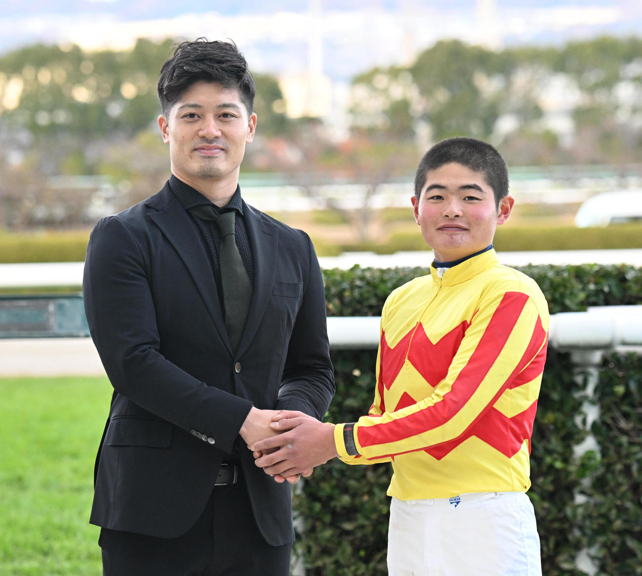 ギャラクシーSのプレゼンターを務め、マルモリスペシャルで勝利した田口騎手と握手する阪神坂本（撮影・和賀正仁）