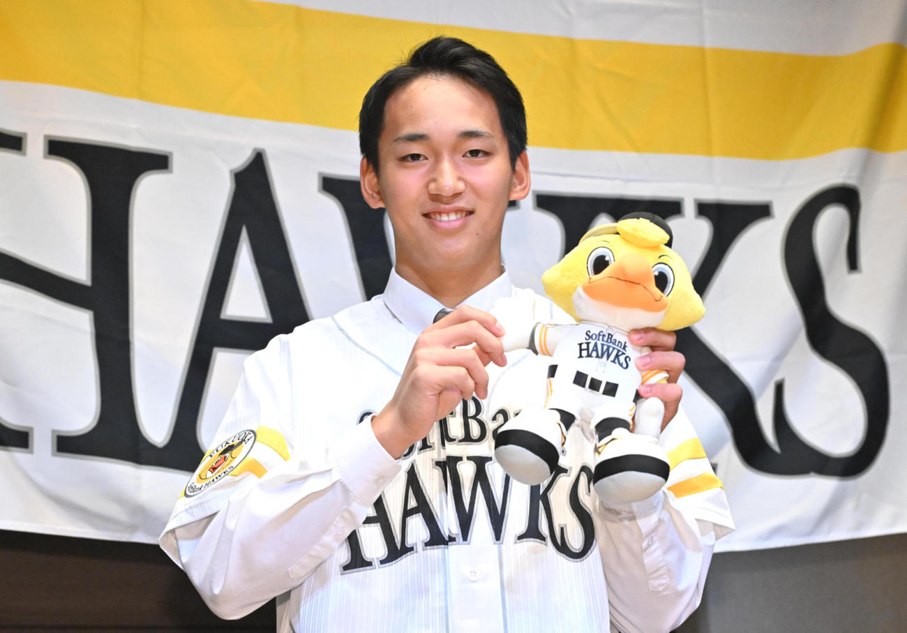 仮契約を終え笑顔を見せる前田悠伍（2023年11月29日撮影）