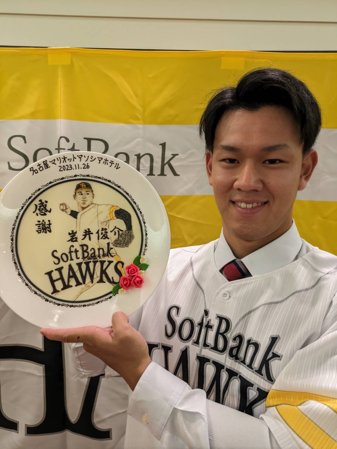 仮契約を終えてホテル特製のチョコレートを手にするソフトバンク2位岩井俊介（2023年11月26日撮影）