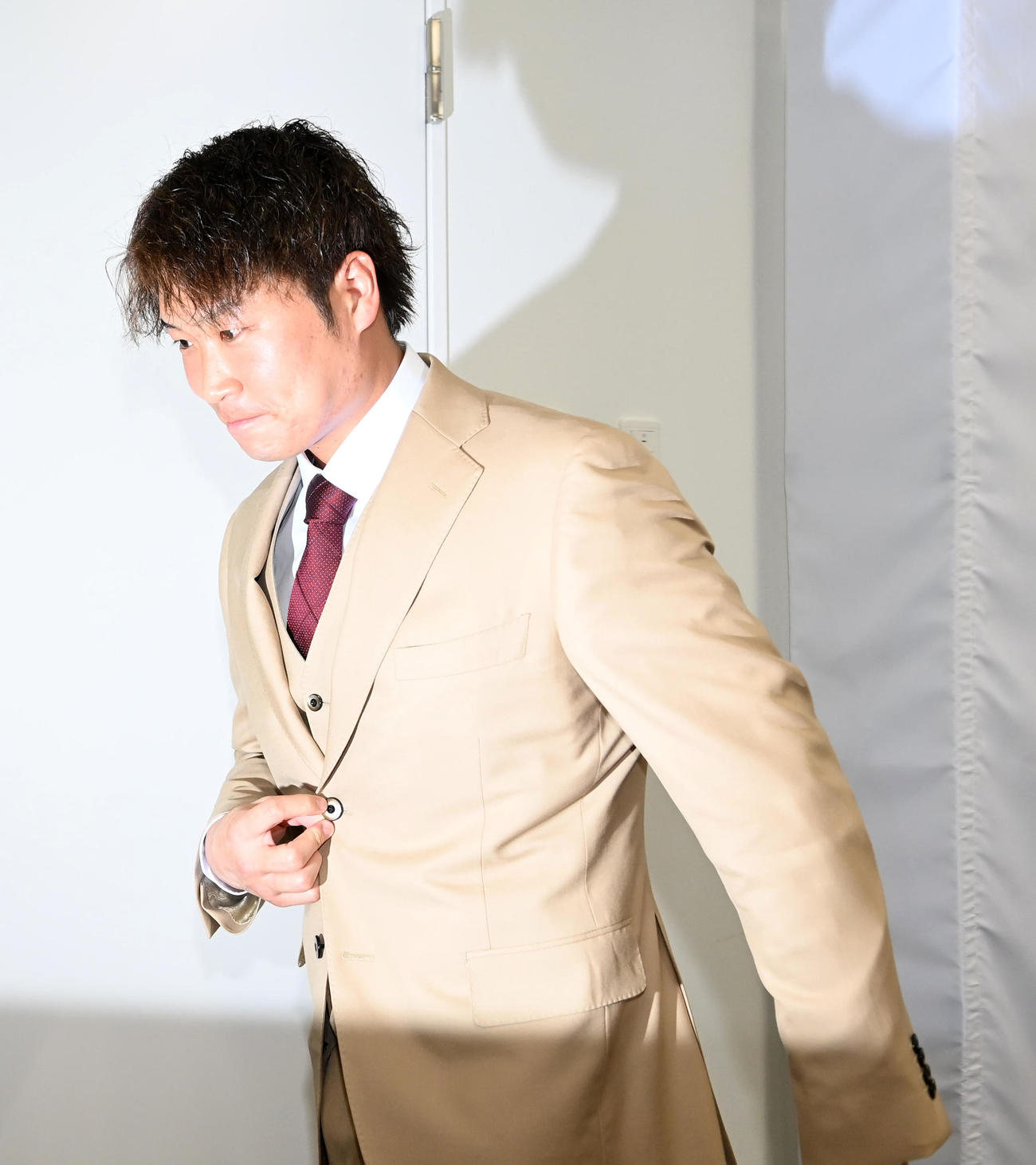 契約更改後の会見を終え引き揚げる阿部（撮影・前岡正明）