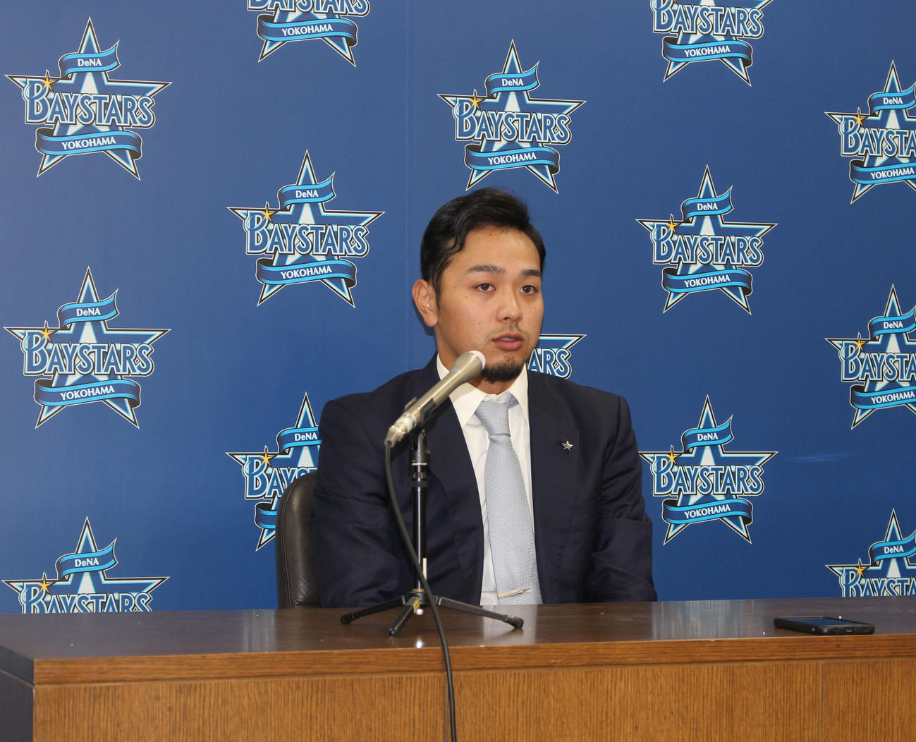 契約更改交渉に臨み、サインしたDeNA石川（撮影・久保賢吾）