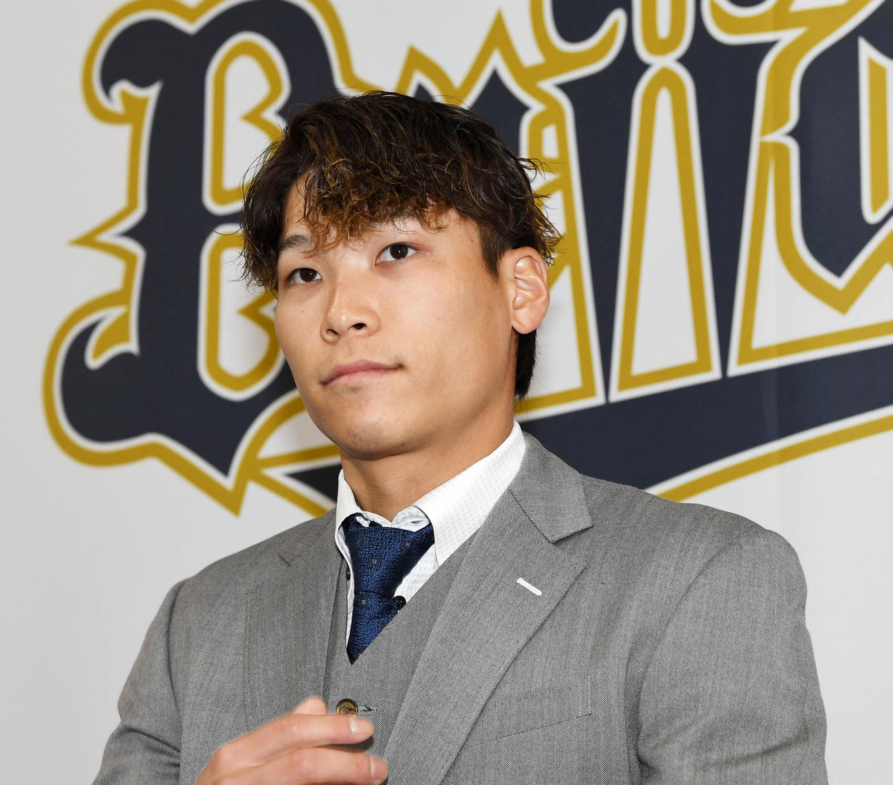 契約更改を終え記者の質問に答える中川圭（撮影・前岡正明）