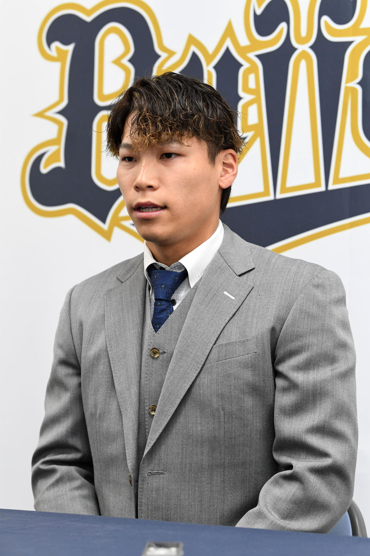 契約更改を終え記者の質問に答える中川圭（撮影・前岡正明）