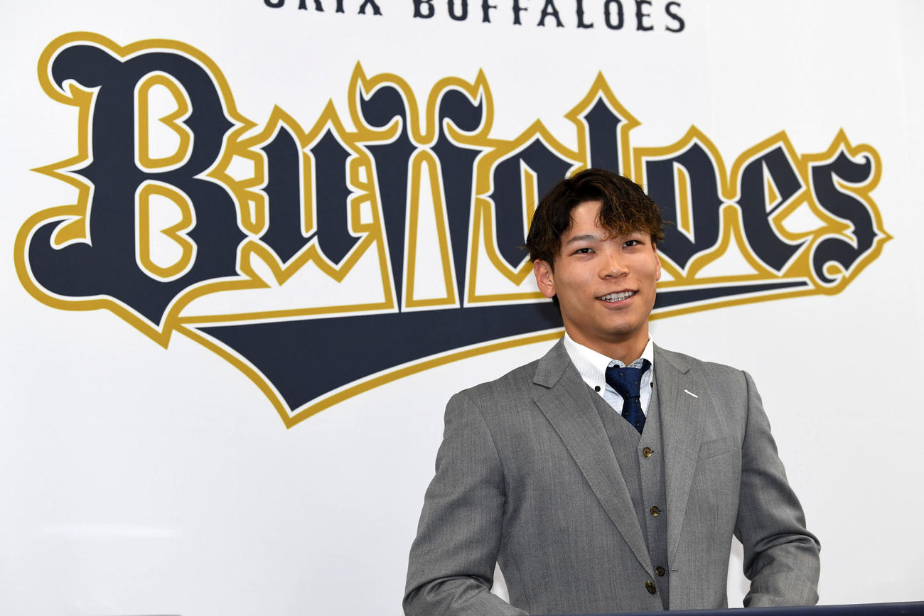 アップで契約更改、笑顔で記者の質問に答える中川圭（撮影・前岡正明）