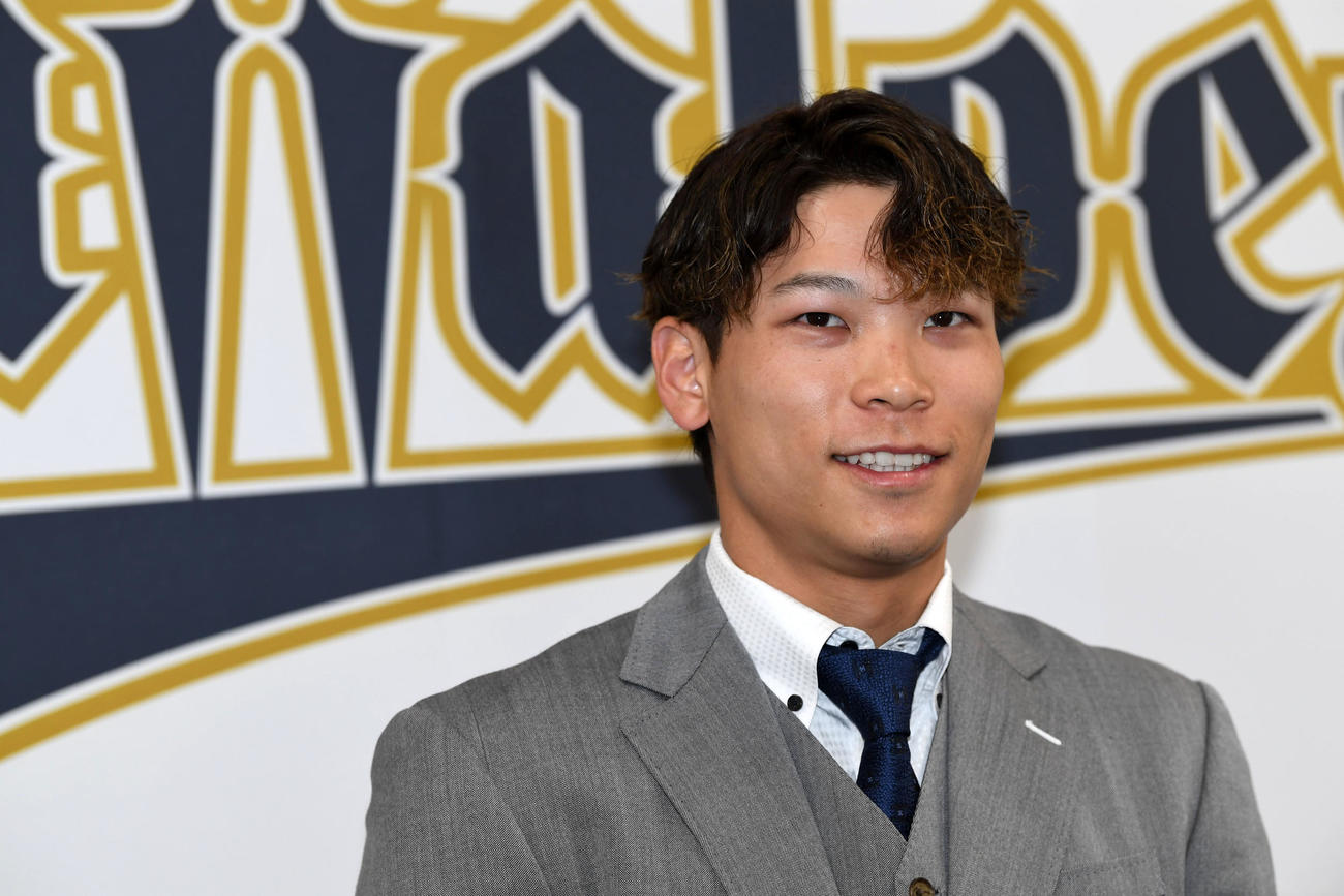 アップで契約更改、笑顔で記者の質問に答える中川圭（撮影・前岡正明）