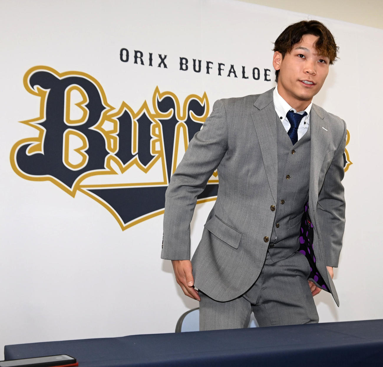 契約更改後の会見を終え笑顔で引き揚げる中川圭（撮影・前岡正明）