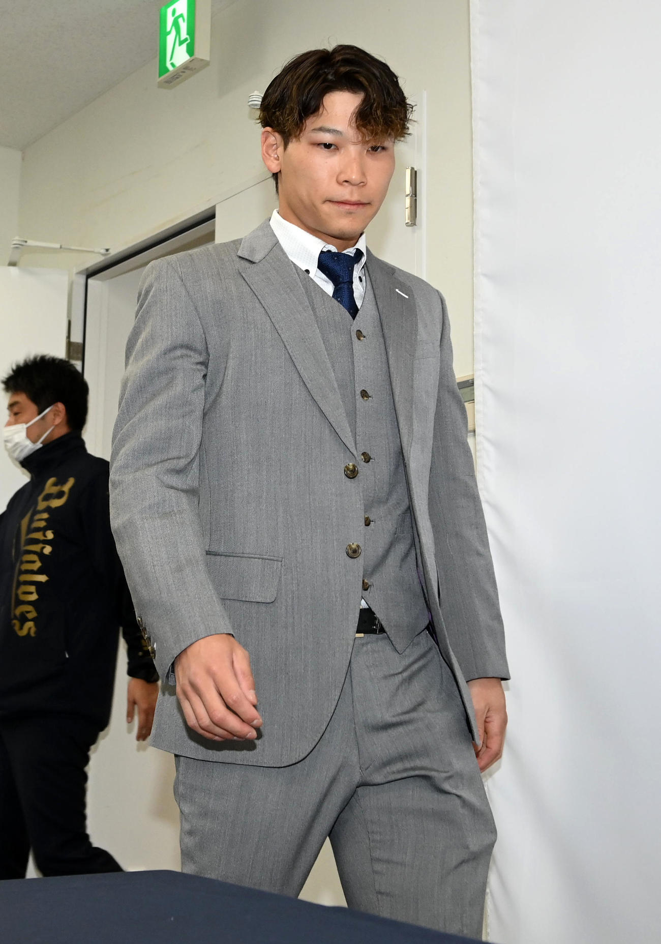 契約更改を終え会見の席に着く中川圭（撮影・前岡正明）