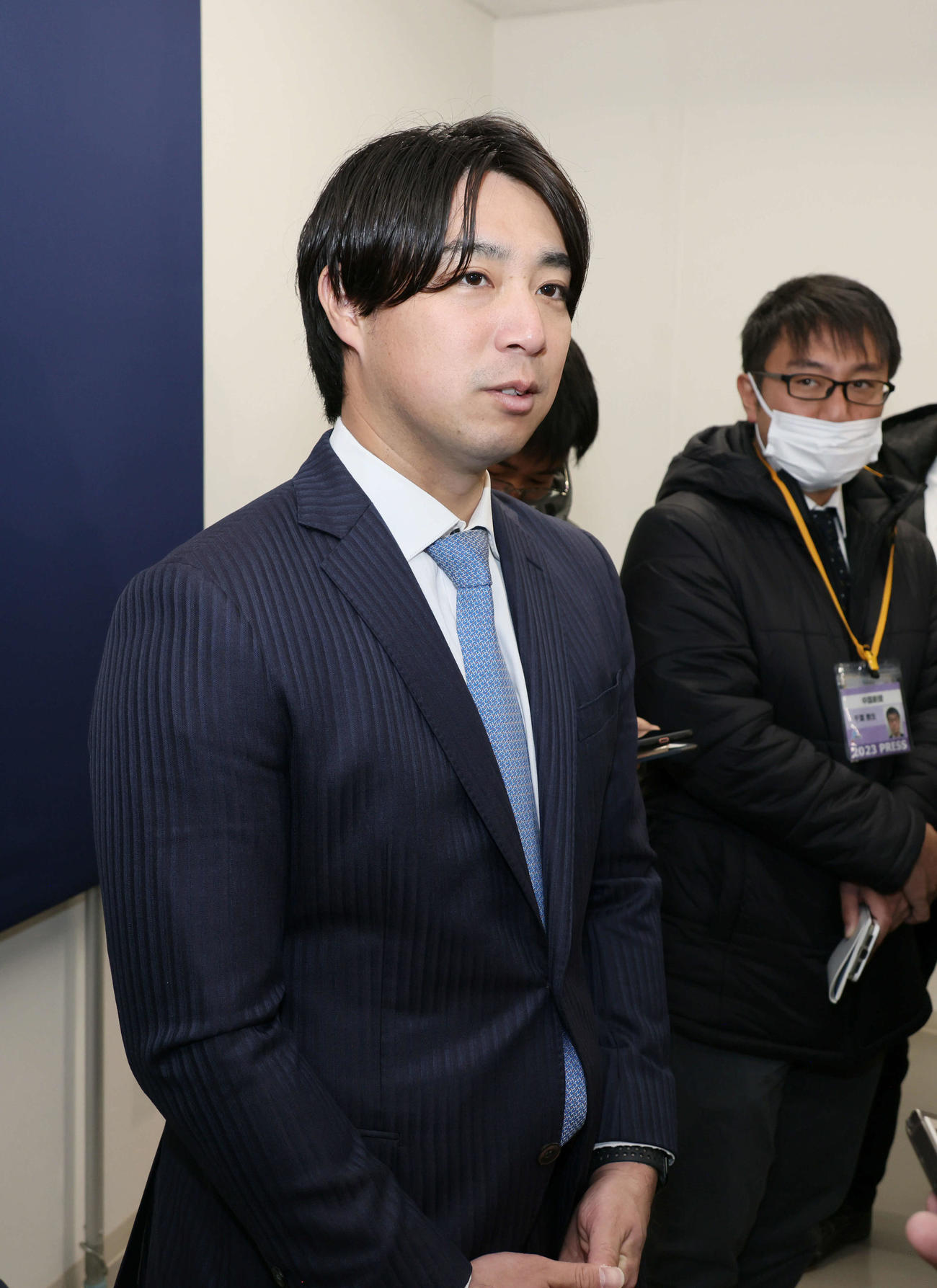 19％ダウンで契約更改し、囲み取材に応じる広島野村（撮影・加藤孝規）