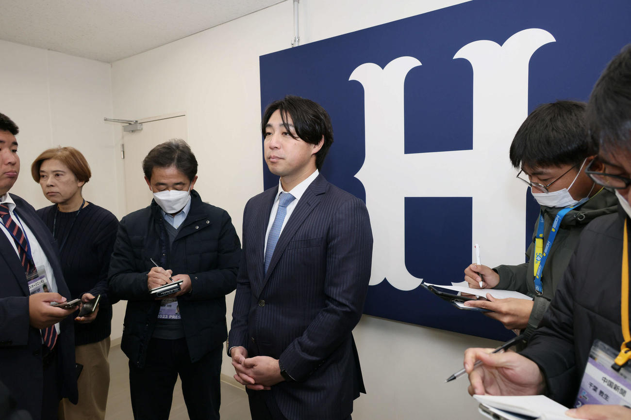 19％ダウンで契約更改し、囲み取材に応じる広島野村（撮影・加藤孝規）