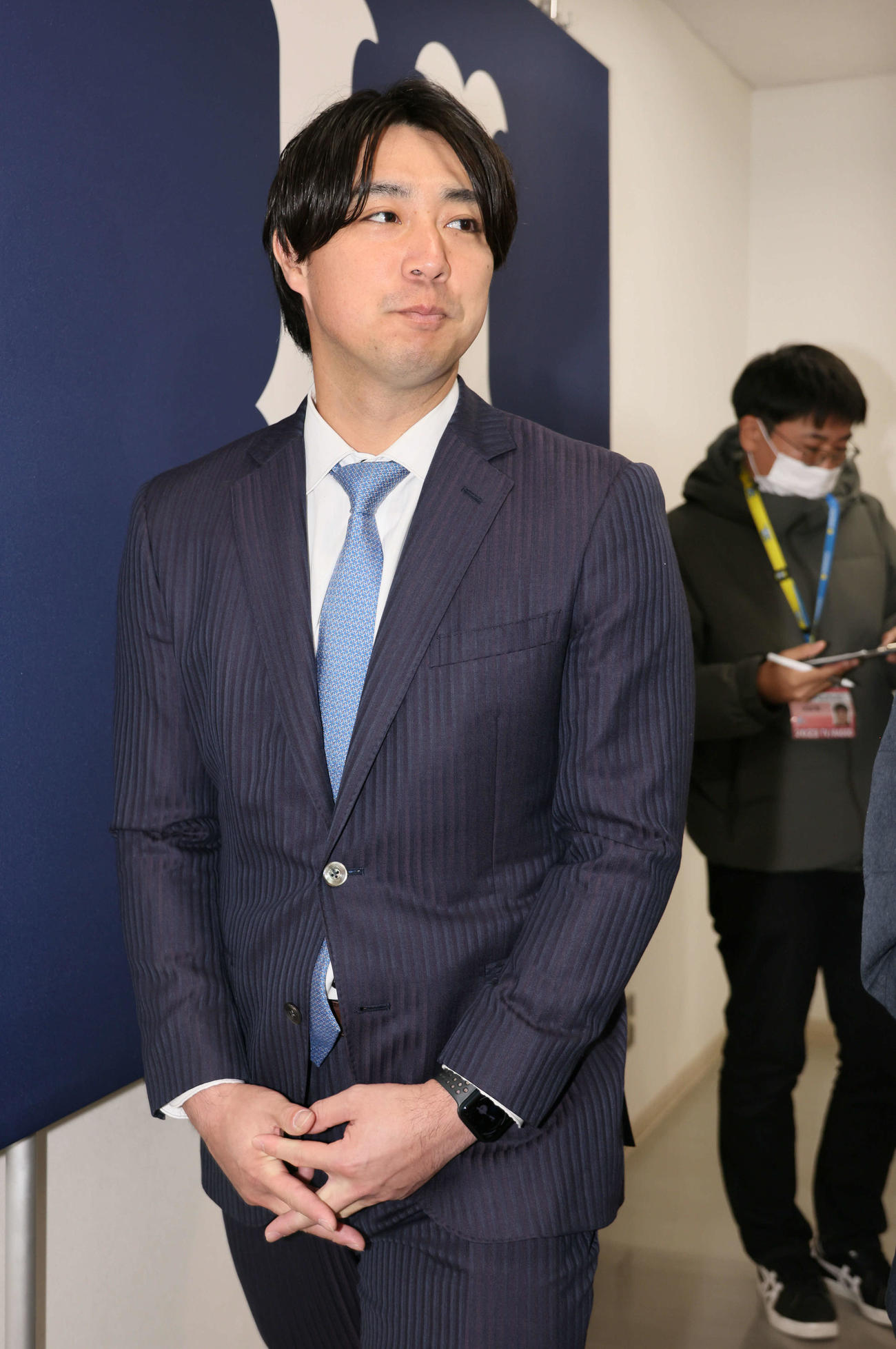 19％ダウンで契約更改し、囲み取材に応じた広島野村（撮影・加藤孝規）
