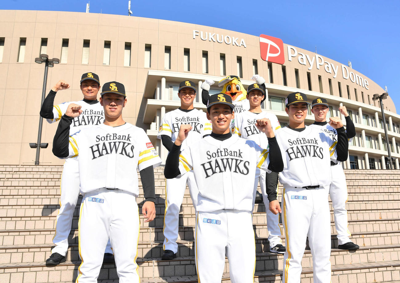 福岡ペイペイドーム前の大階段でガッツポーズする、下段中央からドラフト1位・前田悠伍、手前より2列目左からドラフト2位・岩井俊介、ドラフト3位・広瀬隆太、手前より3列目左からドラフト4位・村田賢一、ドラフト5位・沢柳亮太郎、ドラフト6位・大山凌、ドラフト7位・藤田悠太郎（撮影・岩下翔太）