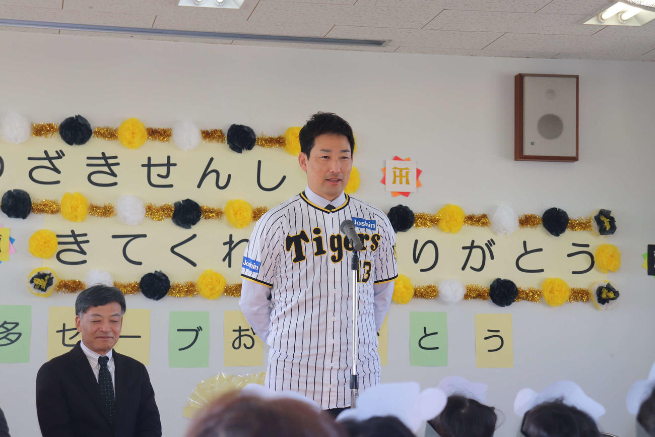 玩具の寄贈式であいさつする阪神岩崎優投手（撮影・波部俊之介