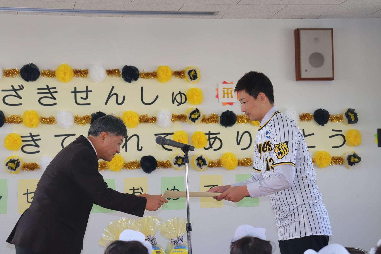 玩具の寄贈式で難波喬司静岡市長から感謝状をを送られた阪神岩崎優投手（撮影・波部俊之介）