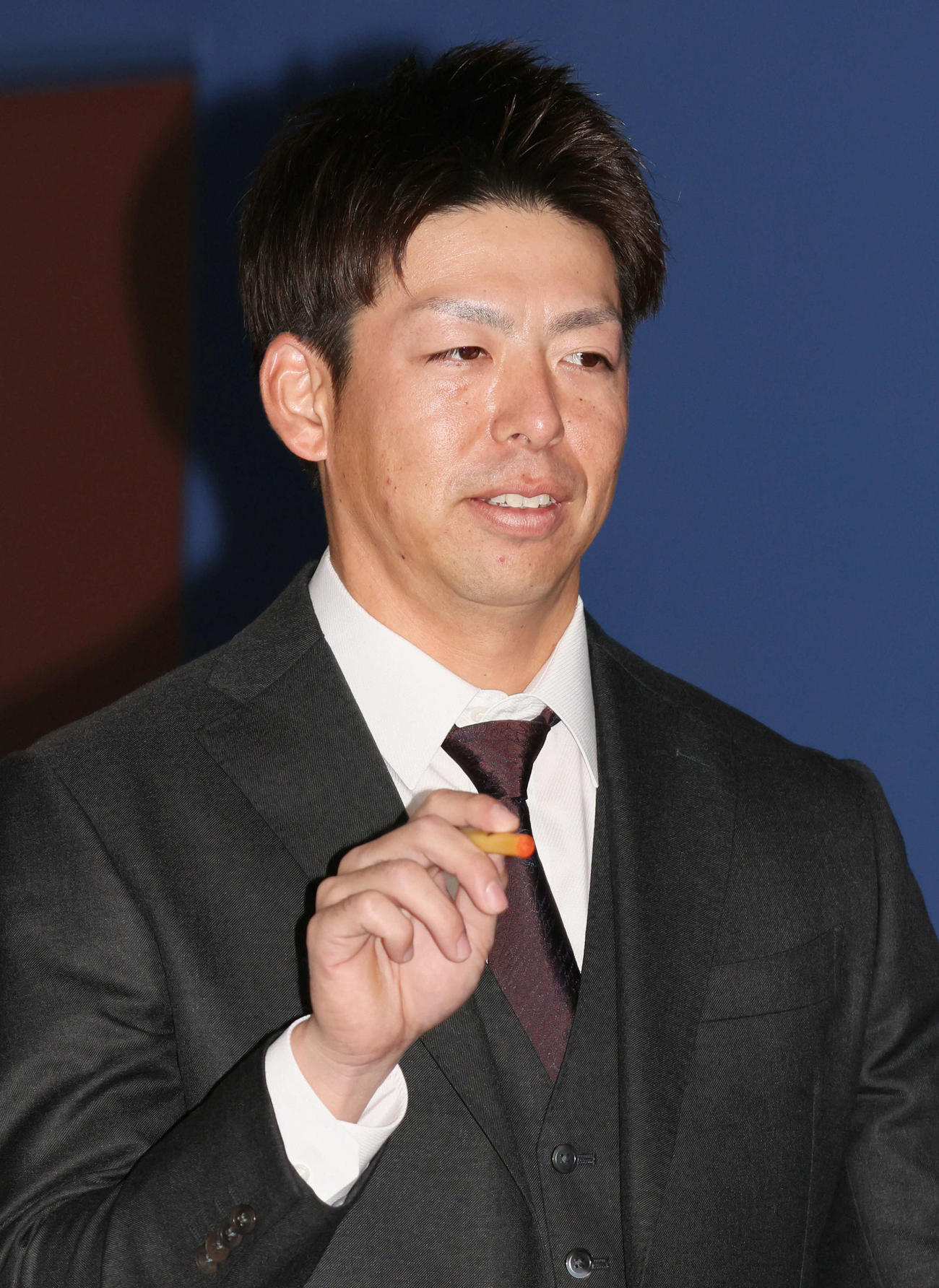 はんこを押す気満々で契約更改交渉に向かう広島野間（撮影・加藤孝規）