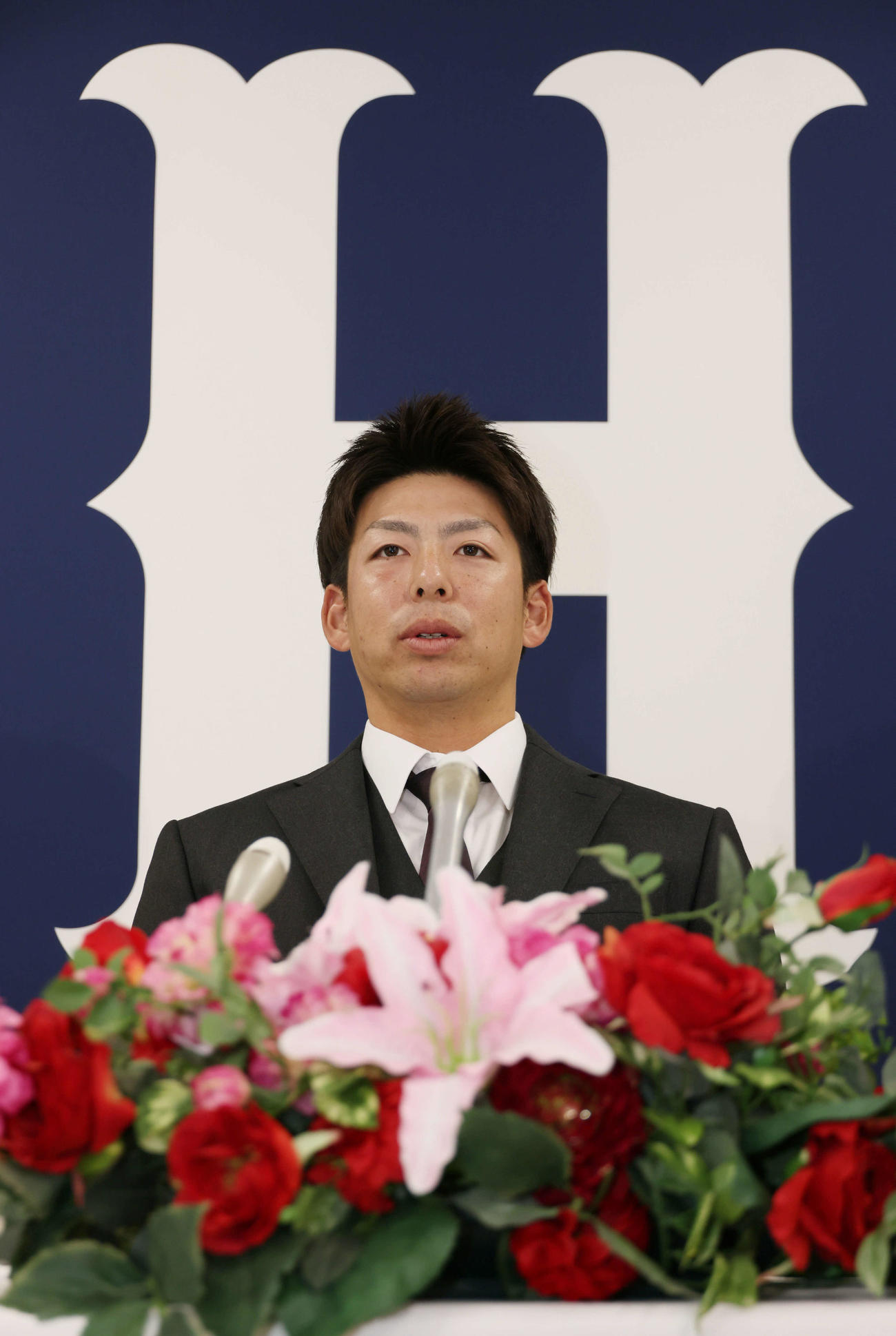 1800万円増の推定6800万円で契約更改し、会見する広島野間（撮影・加藤孝規）