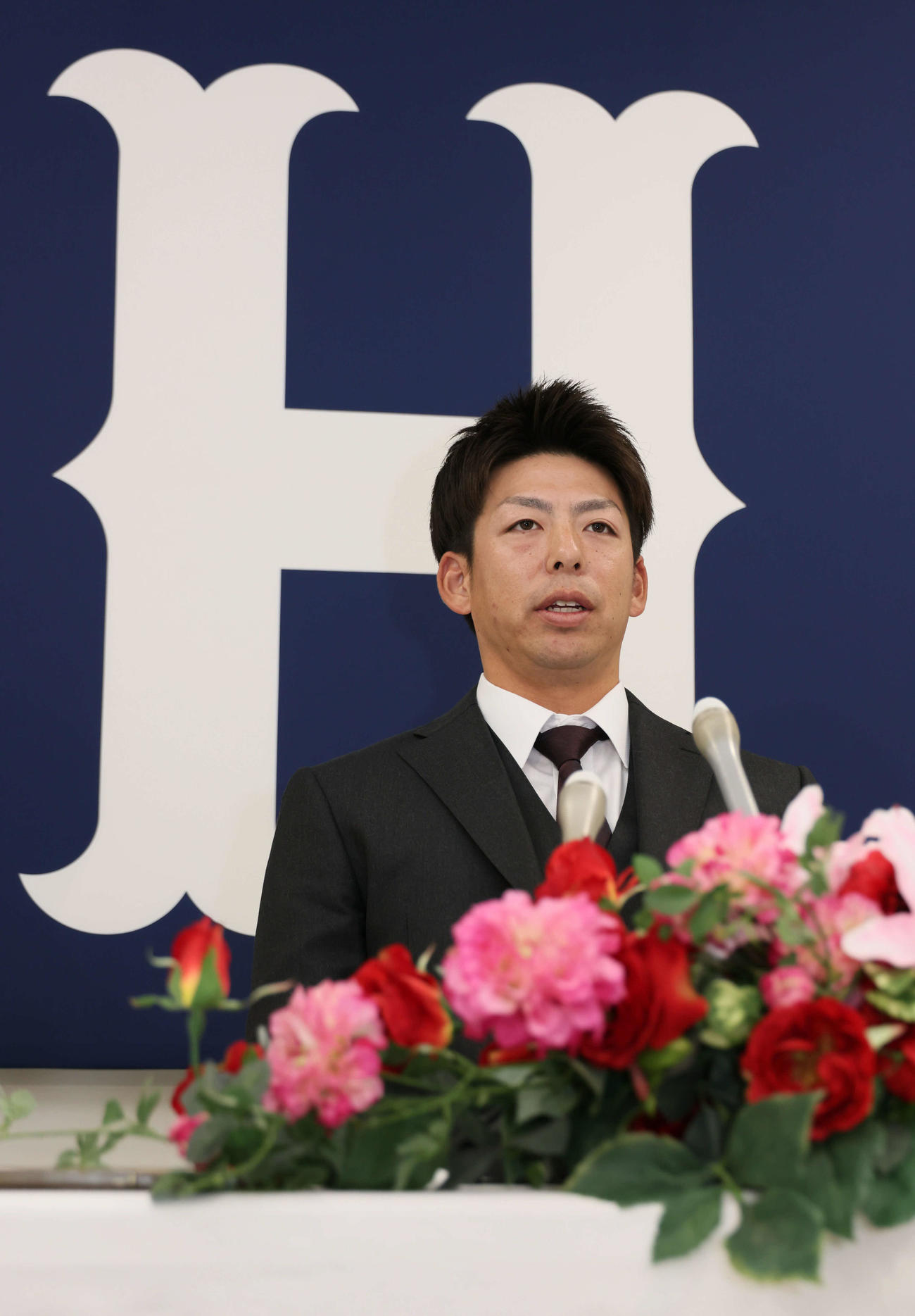 1800万円増の推定6800万円で契約更改し、会見する広島野間（撮影・加藤孝規）